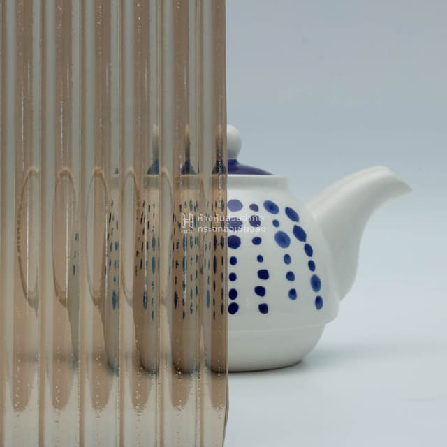 a tea kettle with and without eurobronze moru patterned glass