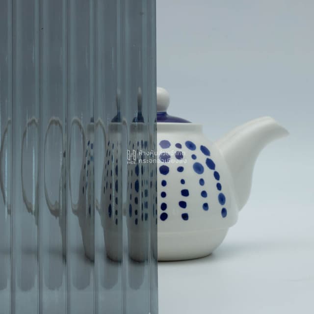 a tea kettle with and without grey moru patterned glass